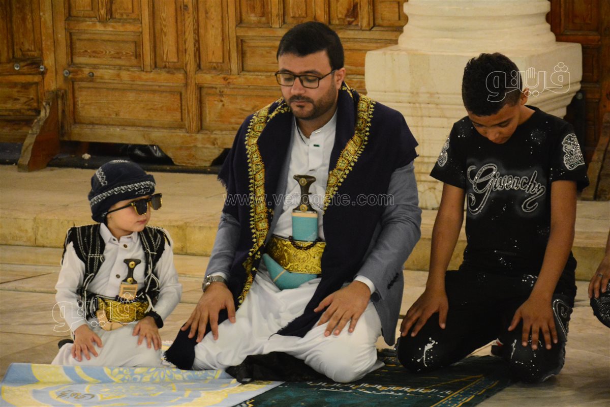 طفل يمني يخطف الأنظار في صلاة العيد بعمرو بن العاص (8)