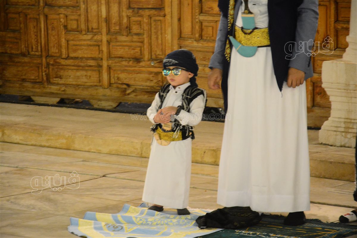 طفل يمني يخطف الأنظار في صلاة العيد بعمرو بن العاص (9)