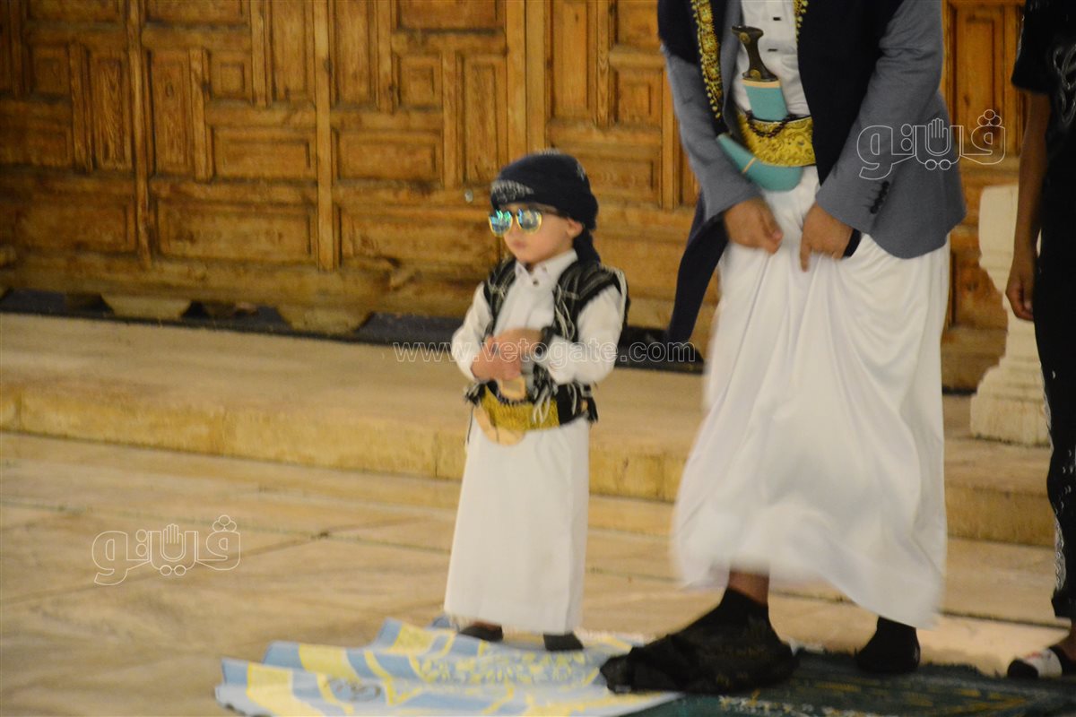 طفل يمني يخطف الأنظار في صلاة العيد بعمرو بن العاص (12)
