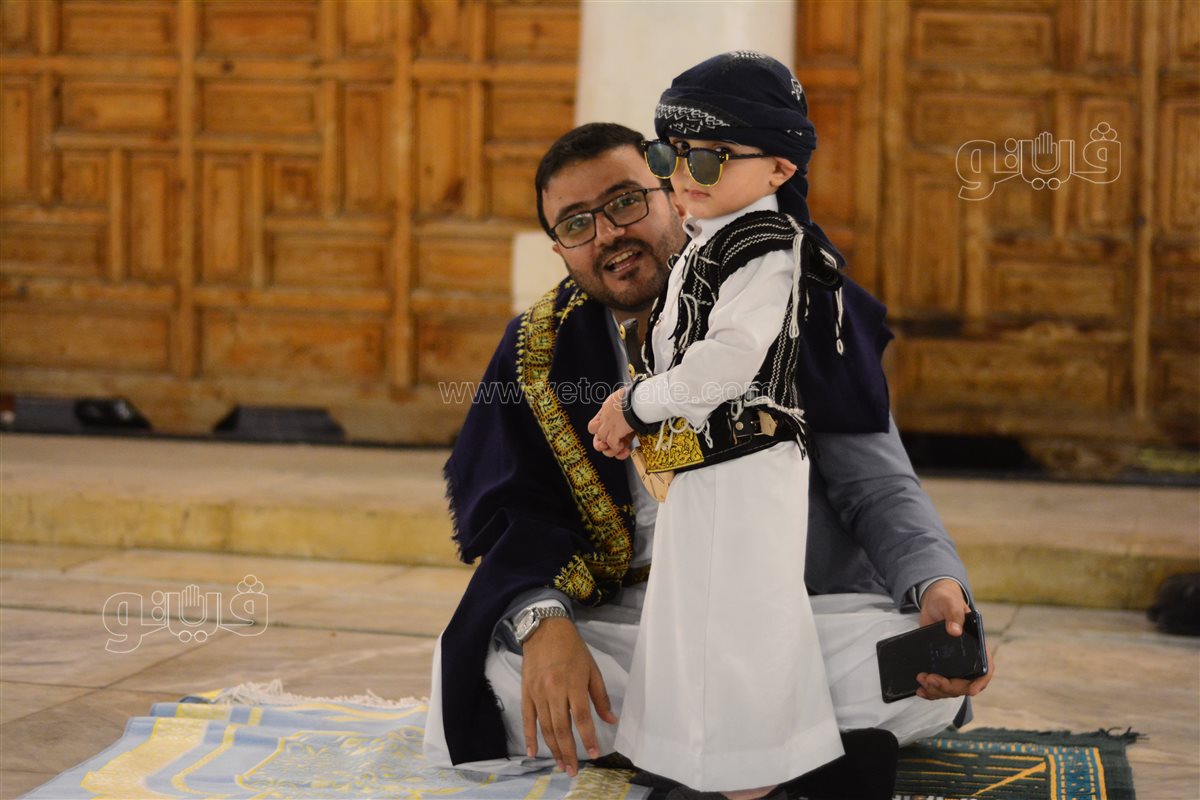 طفل يمني يخطف الأنظار في صلاة العيد بعمرو بن العاص (13)