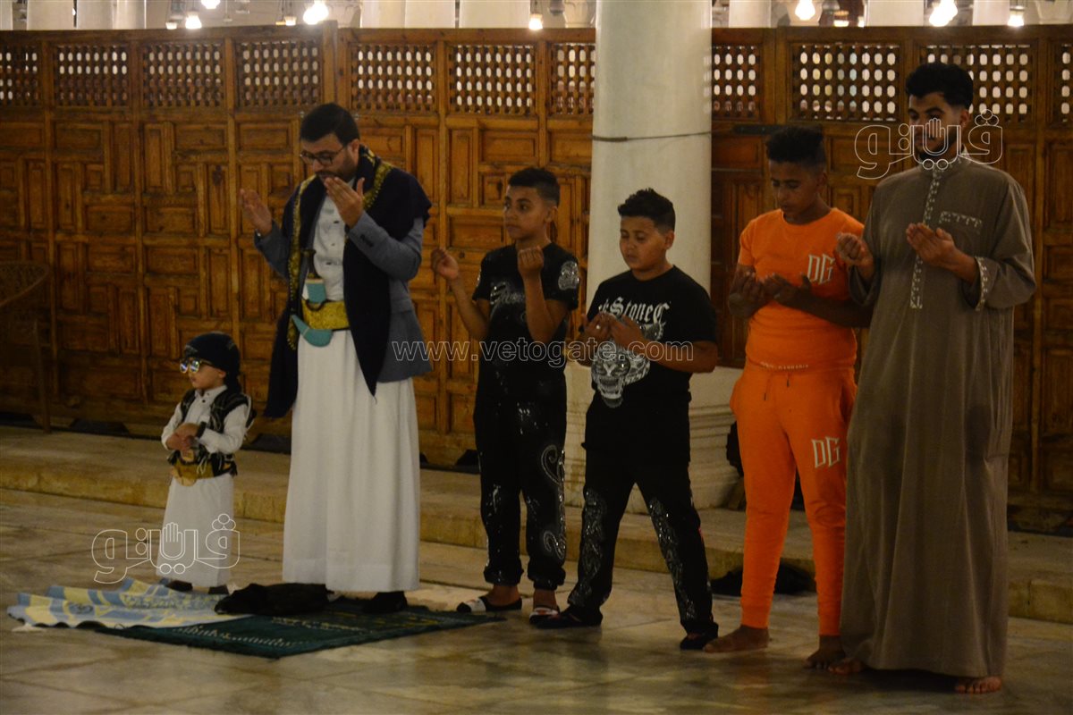 طفل يمني يخطف الأنظار في صلاة العيد بعمرو بن العاص (14)