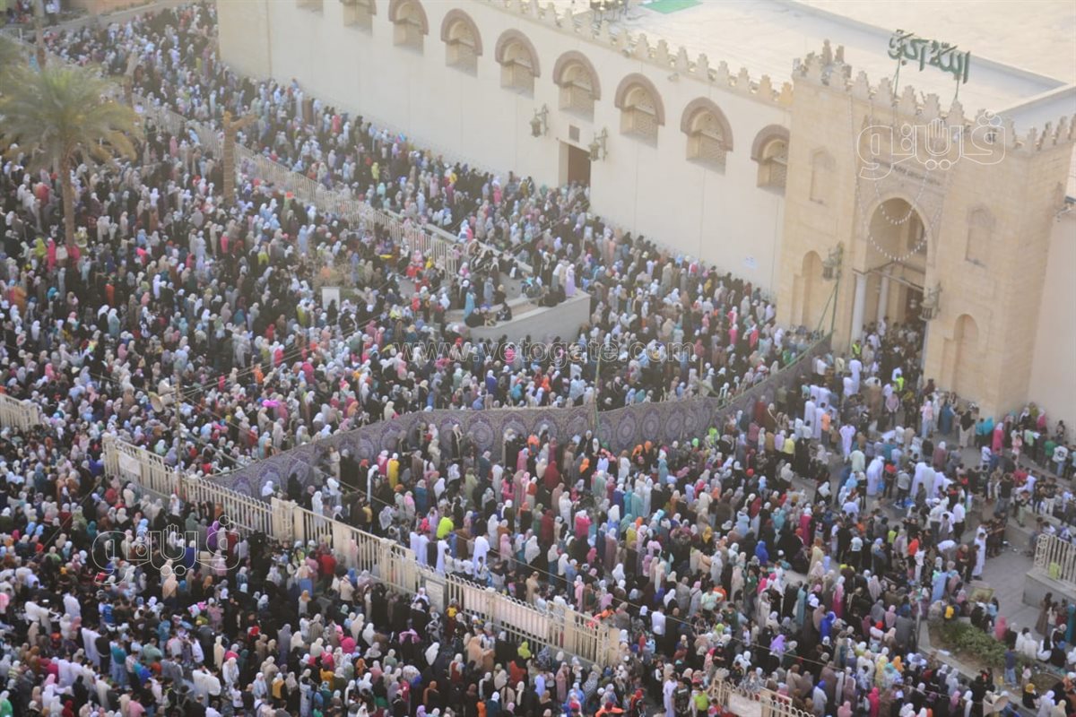 صفوف المصلين أمام عمرو بن العاص لأداء صلاة العيد تخطف القلوب (1)