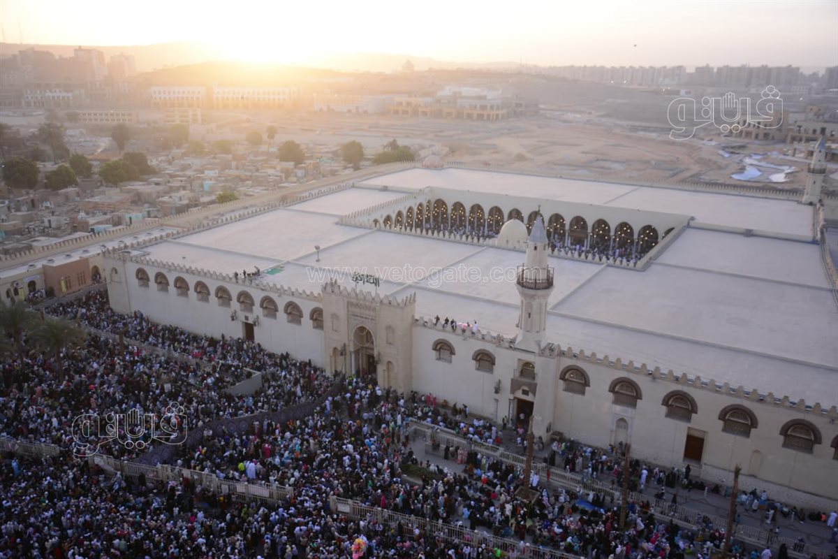 صفوف المصلين أمام عمرو بن العاص لأداء صلاة العيد تخطف القلوب (2)