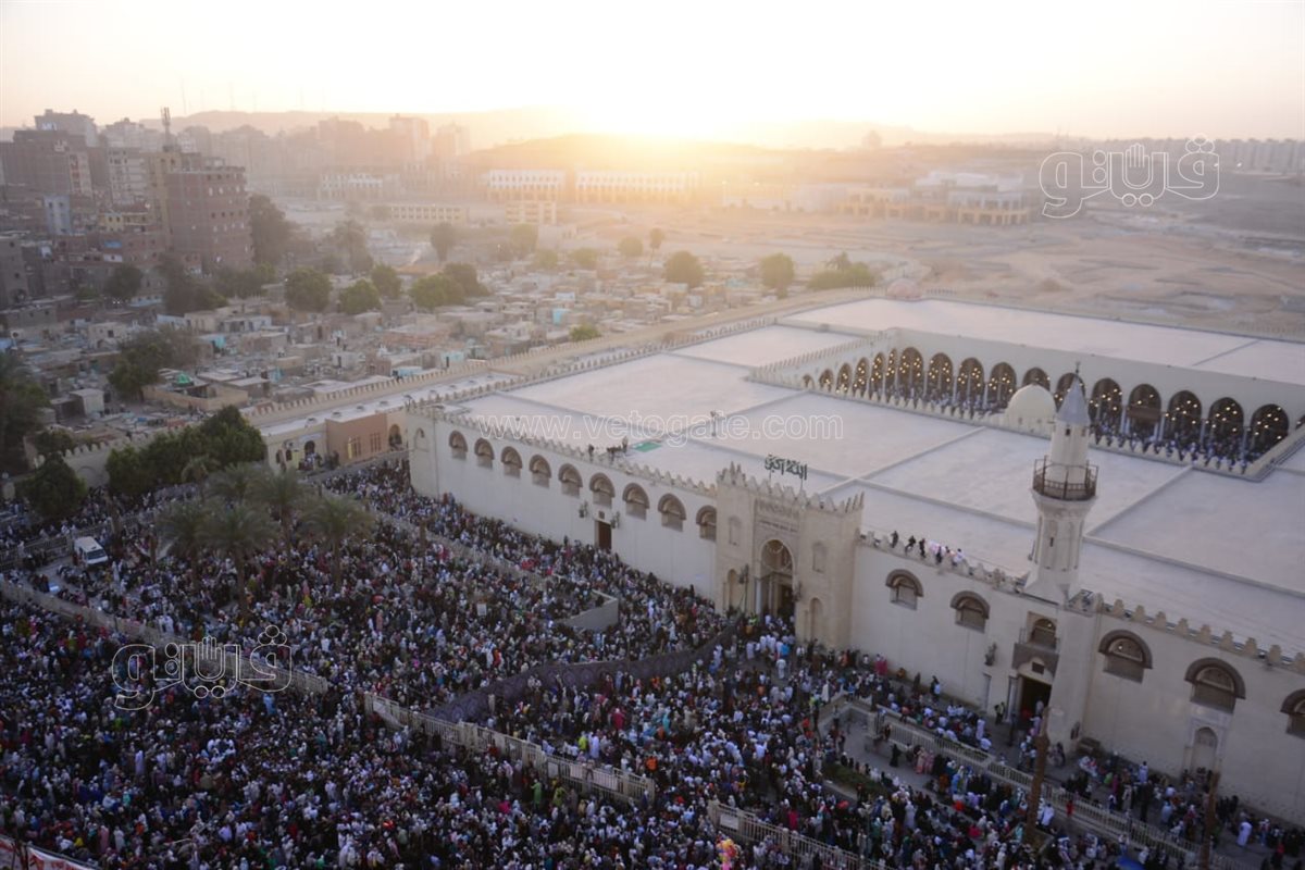 صفوف المصلين أمام عمرو بن العاص لأداء صلاة العيد تخطف القلوب (3)