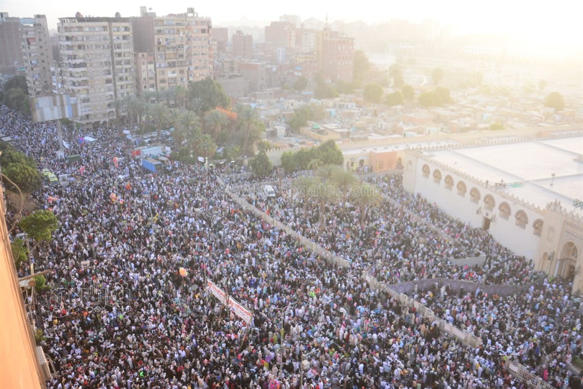 صفوف المصلين أمام عمرو بن العاص لأداء صلاة العيد تخطف القلوب (4)