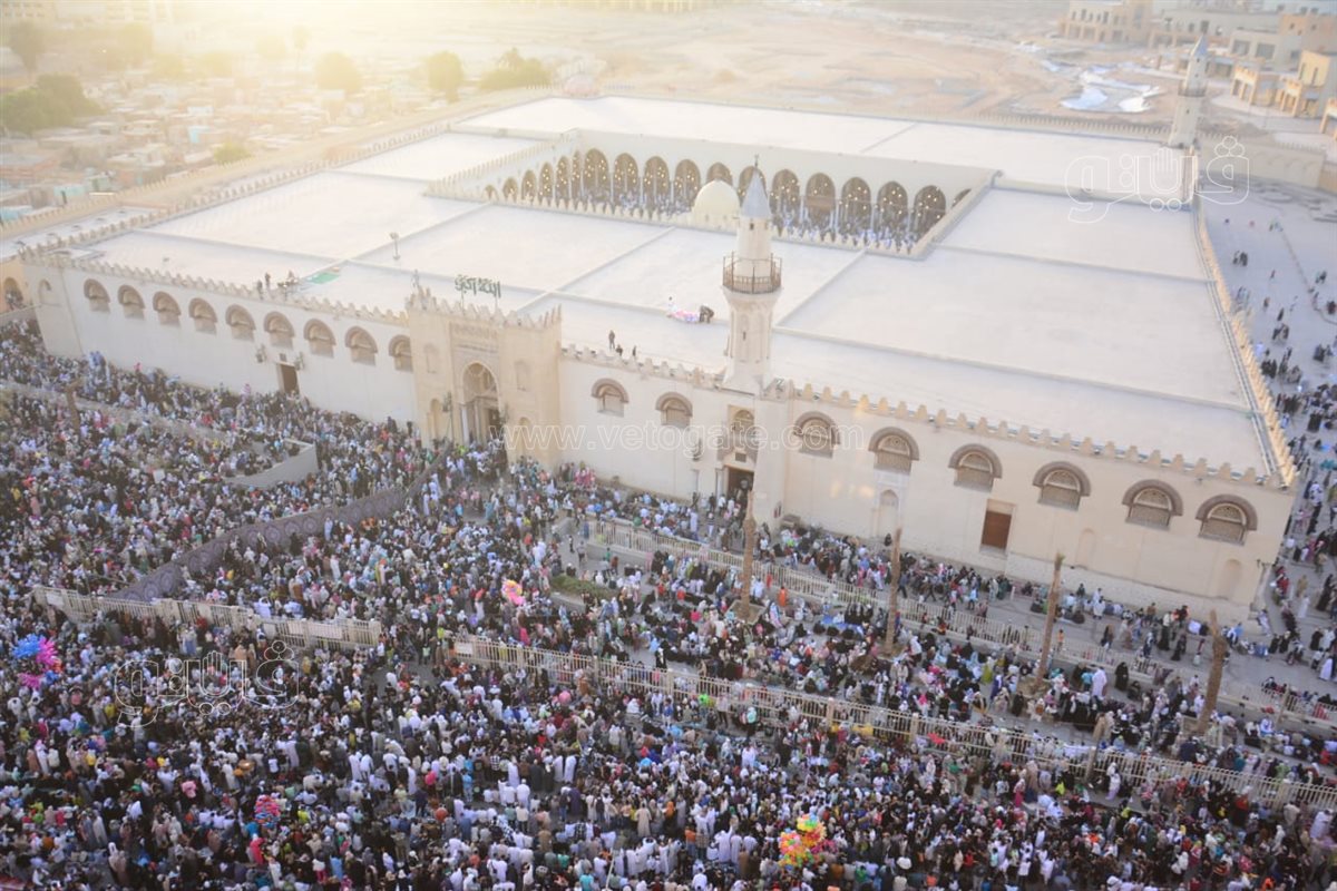 صفوف المصلين أمام عمرو بن العاص لأداء صلاة العيد تخطف القلوب (5)