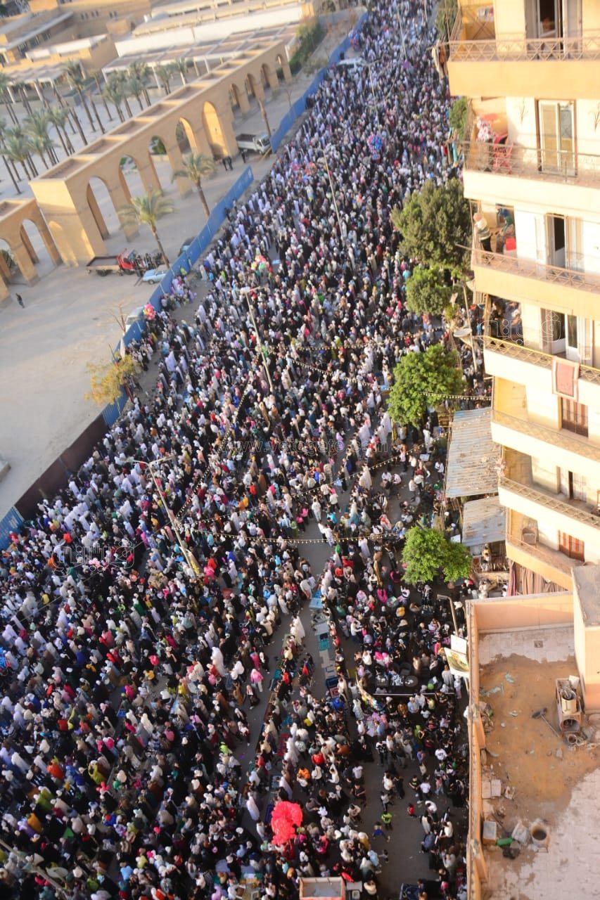 صفوف المصلين أمام عمرو بن العاص لأداء صلاة العيد تخطف القلوب (7)