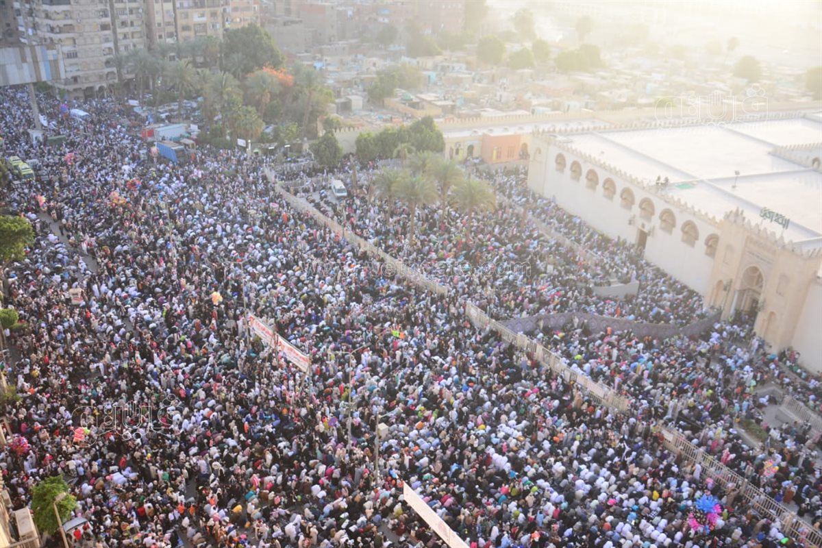 صفوف المصلين أمام عمرو بن العاص لأداء صلاة العيد تخطف القلوب (8)