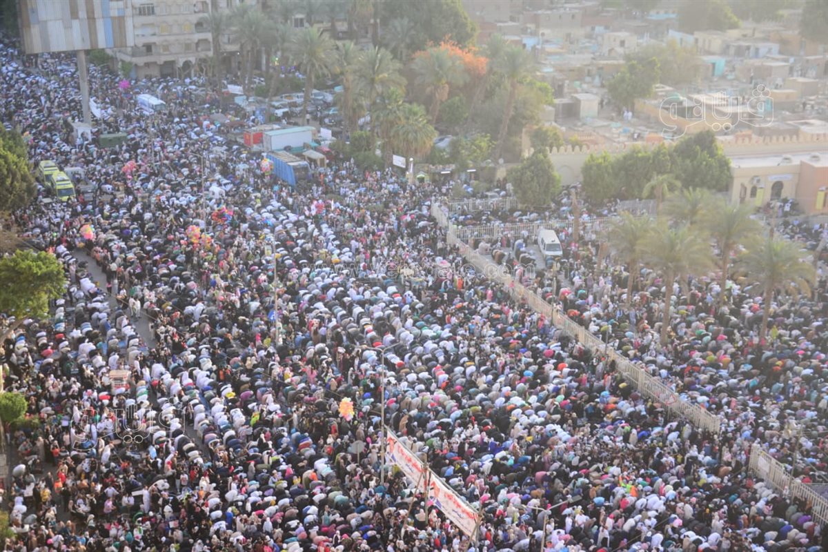 صفوف المصلين أمام عمرو بن العاص لأداء صلاة العيد تخطف القلوب (11)