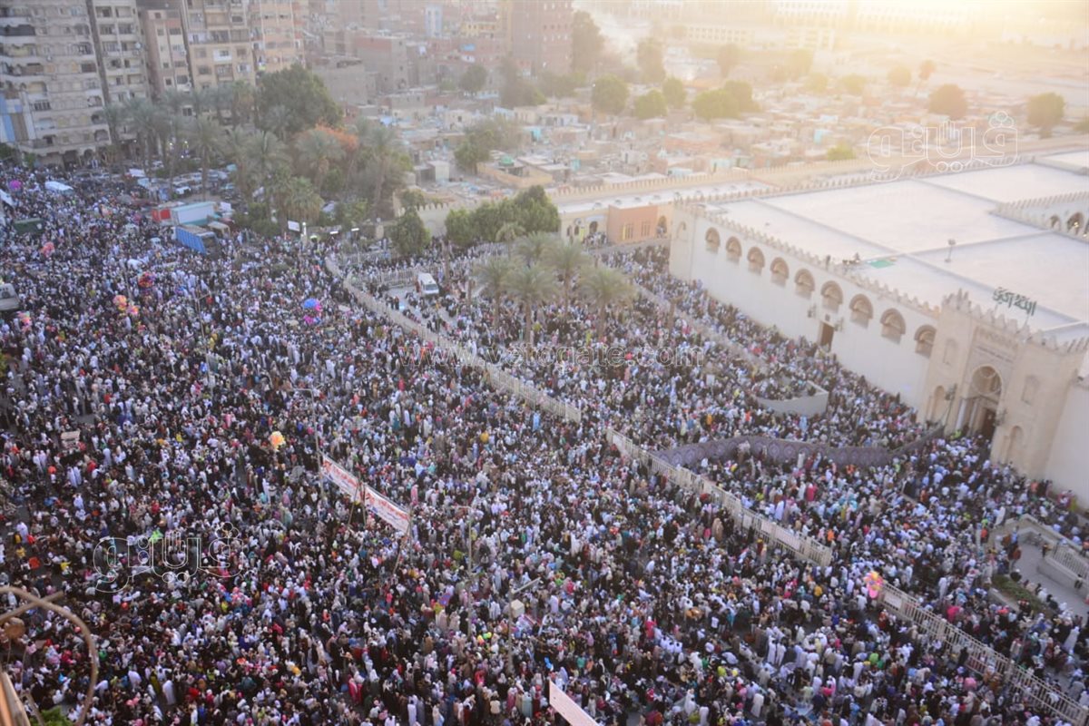 صفوف المصلين أمام عمرو بن العاص لأداء صلاة العيد تخطف القلوب (13)