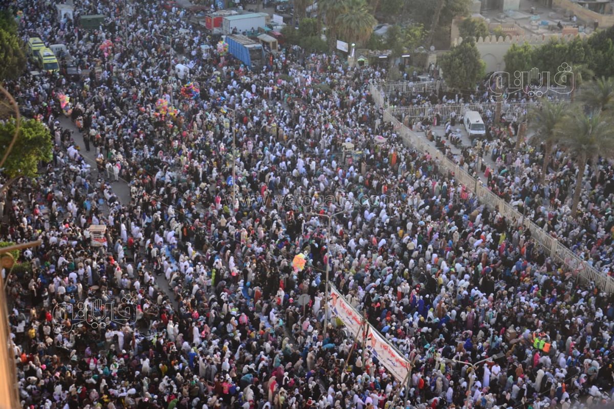 صفوف المصلين أمام عمرو بن العاص لأداء صلاة العيد تخطف القلوب (15)