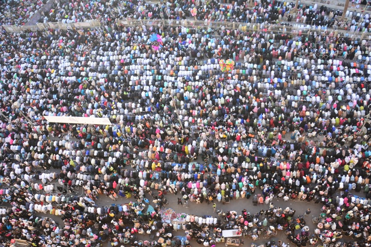 صفوف المصلين أمام عمرو بن العاص لأداء صلاة العيد تخطف القلوب (16)