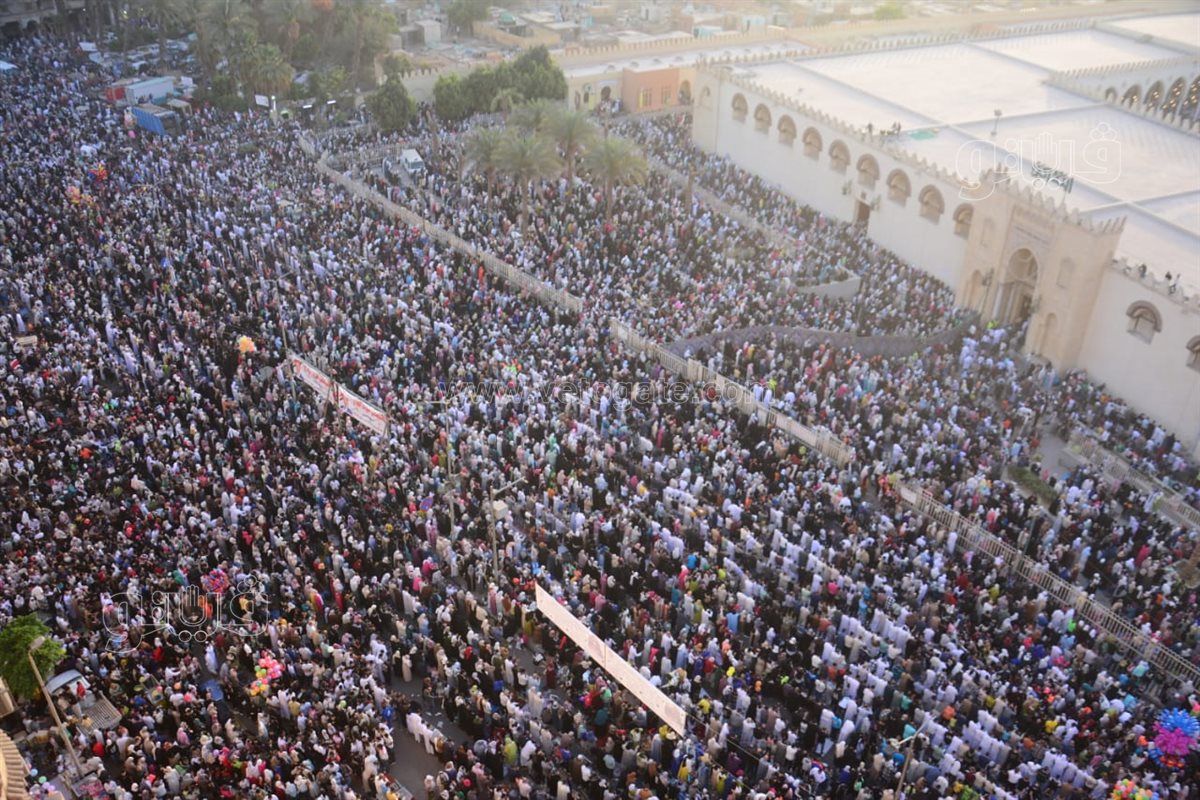 صفوف المصلين أمام عمرو بن العاص لأداء صلاة العيد تخطف القلوب (17)