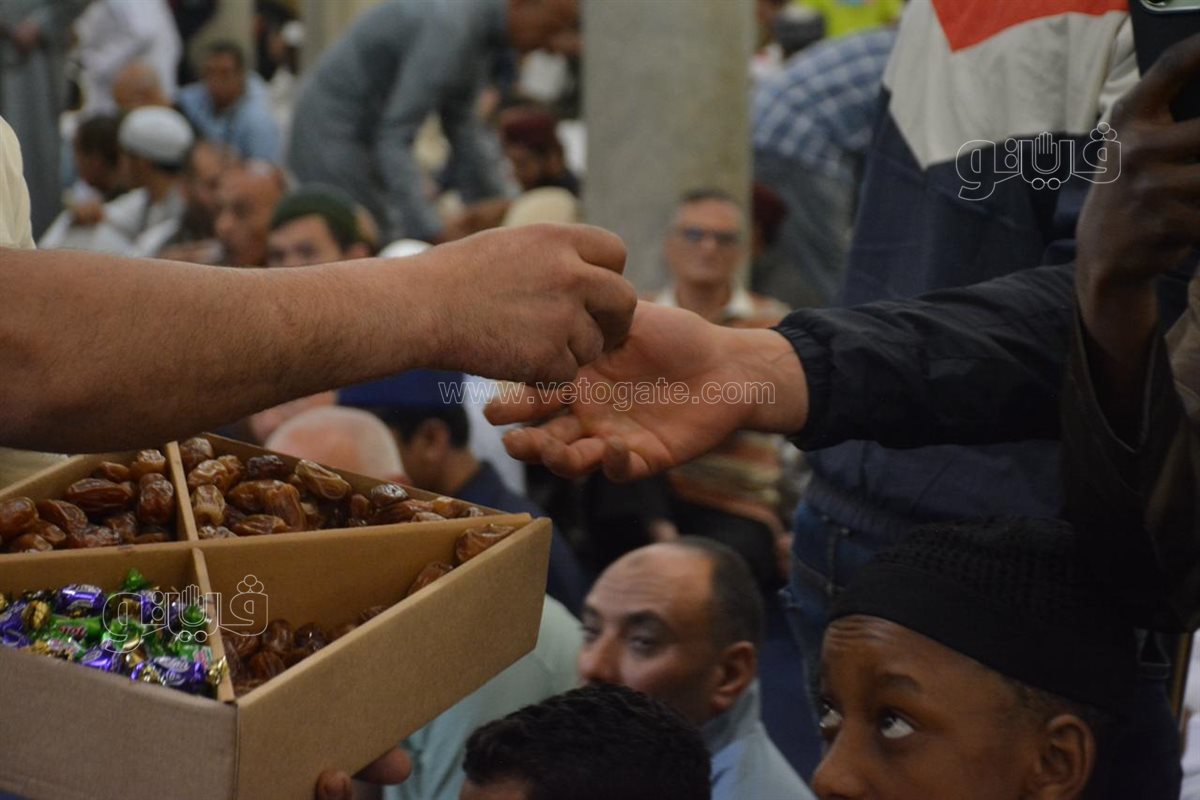 توزيع البلح والحلوى على المصلين بعد تكبيرات العيد (1)