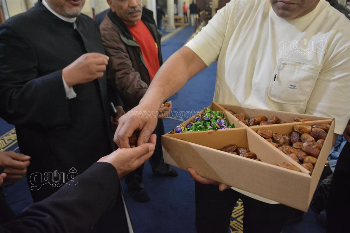 توزيع البلح والحلوى على المصلين بعد تكبيرات العيد (2)