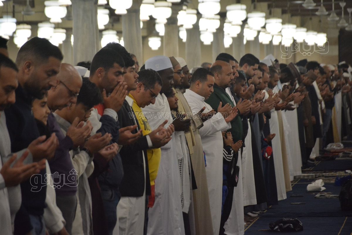 توزيع البلح والحلوى على المصلين بعد تكبيرات العيد (3)