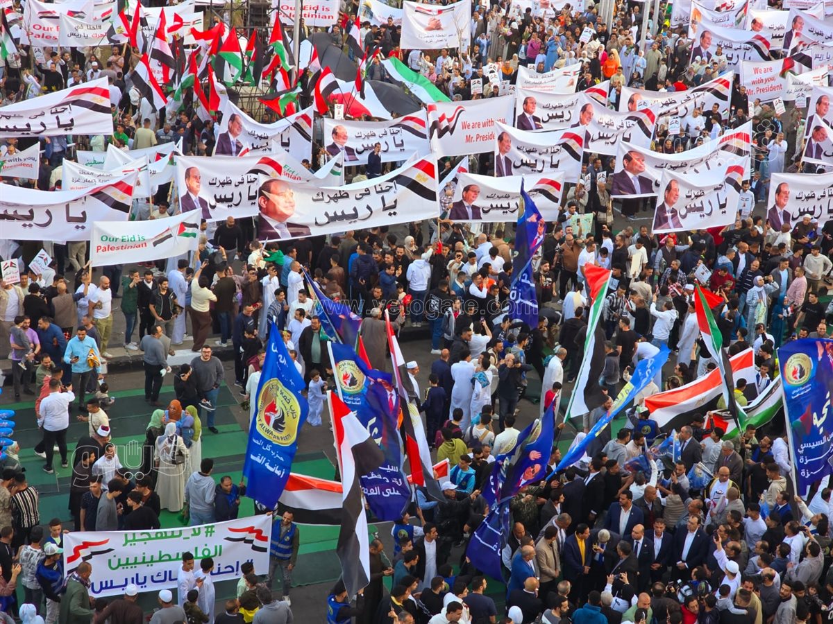 مئات المصلين بمسجد الصديق يهتفون بعد صلاة عيد الفطر بالروح بالدم نفديكي يا فلسطين (2)