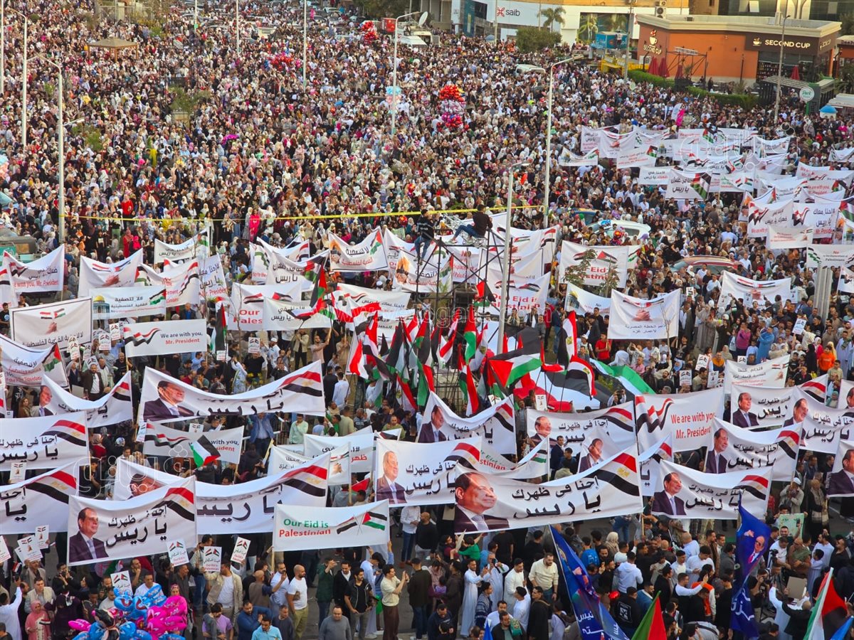 مئات المصلين بمسجد الصديق يهتفون بعد صلاة عيد الفطر بالروح بالدم نفديكي يا فلسطين (3)