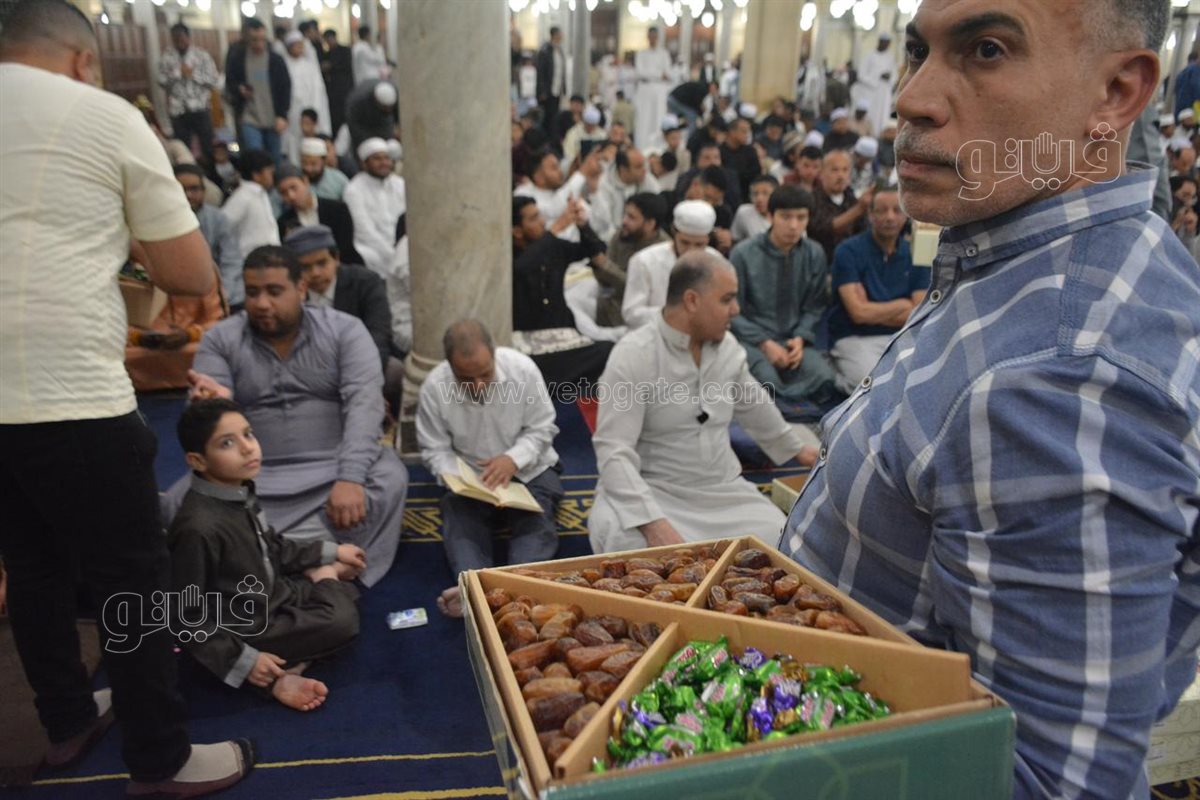 توزيع البلح والحلوى على المصلين بعد تكبيرات العيد (5)