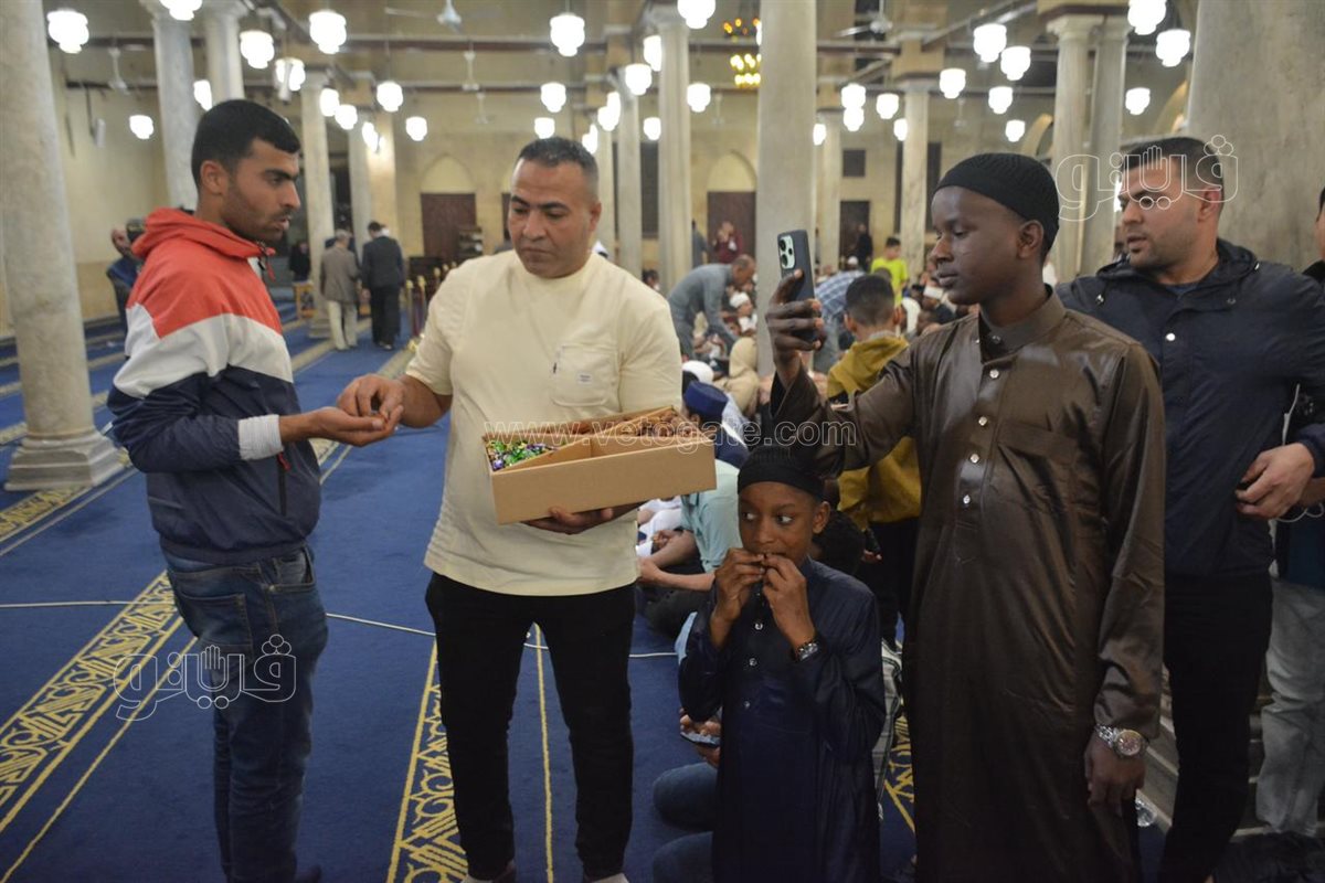 توزيع البلح والحلوى على المصلين بعد تكبيرات العيد (6)