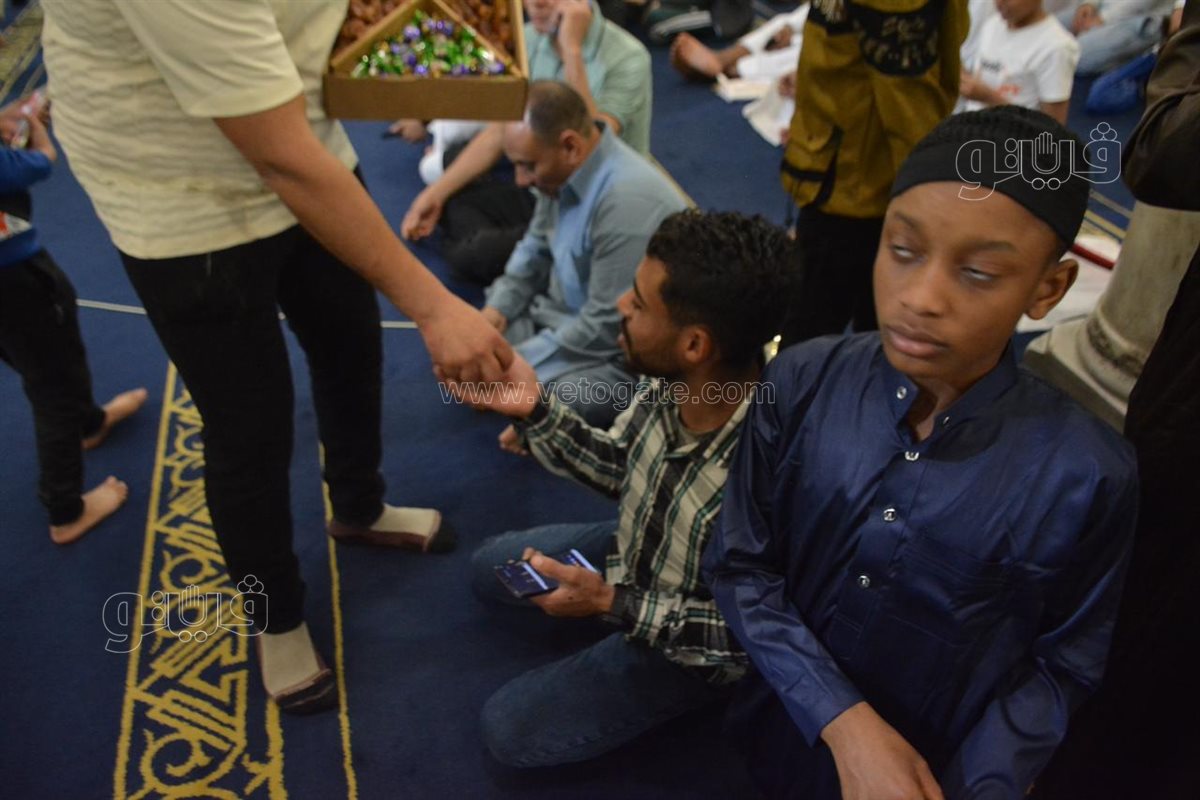 توزيع البلح والحلوى على المصلين بعد تكبيرات العيد (7)