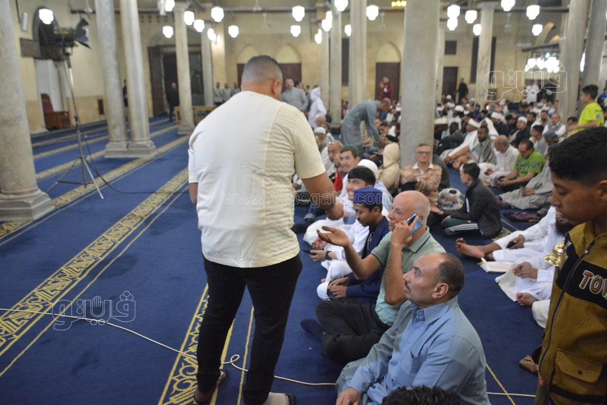 توزيع البلح والحلوى على المصلين بعد تكبيرات العيد (8)