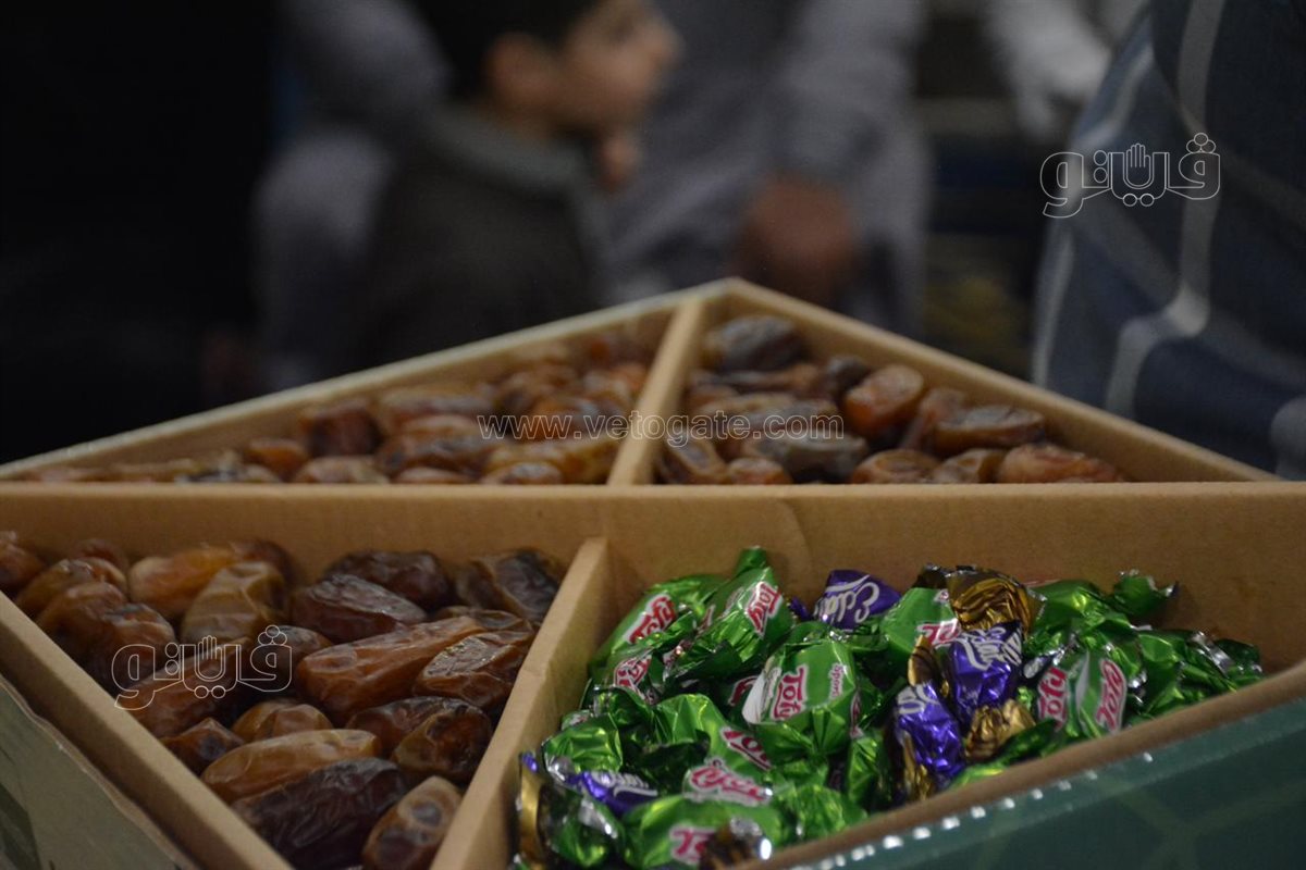 توزيع البلح والحلوى على المصلين بعد تكبيرات العيد (9)