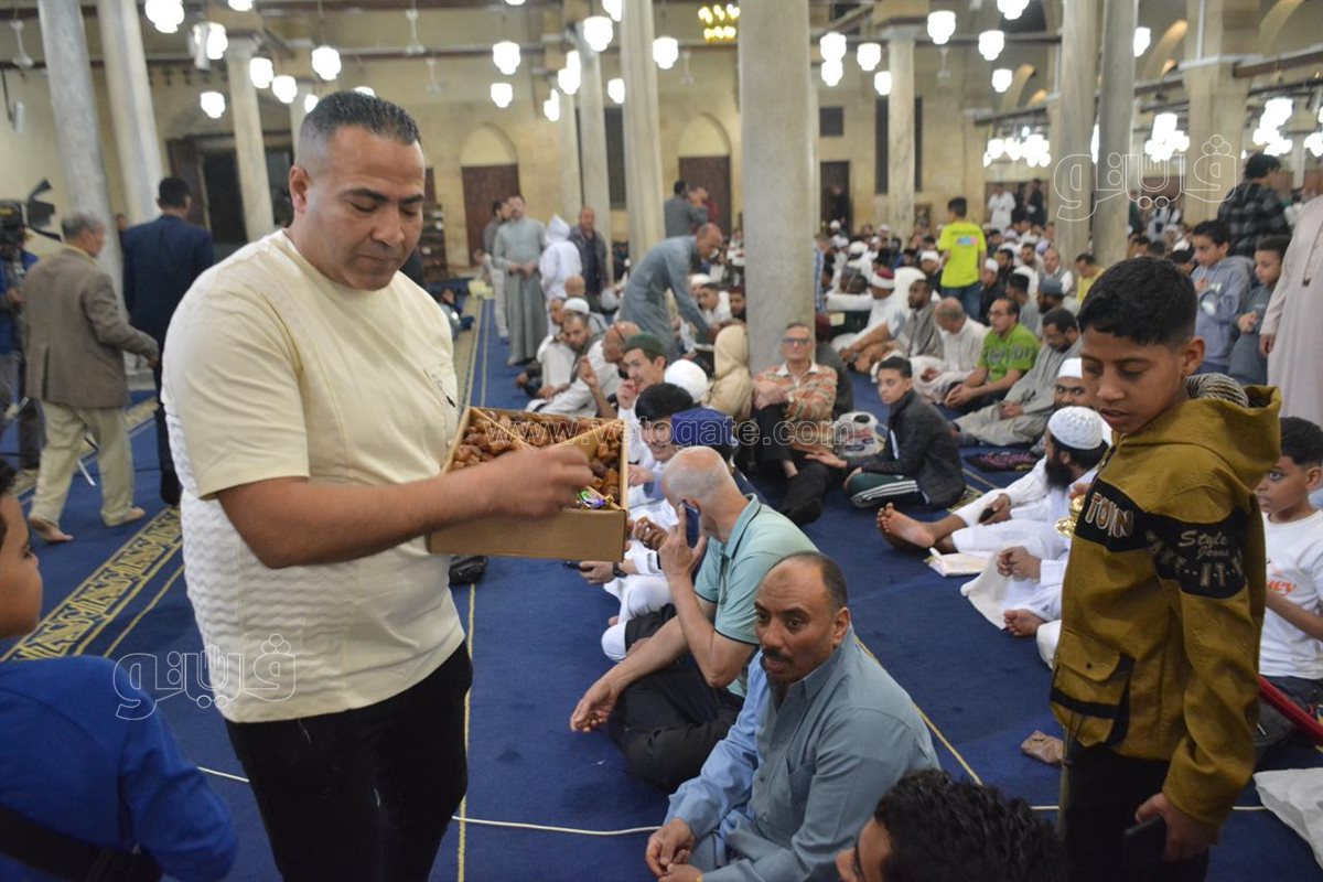 توزيع البلح والحلوى على المصلين بعد تكبيرات العيد (10)