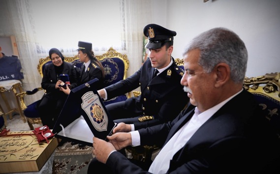 الداخلية تشارك أسر شهداء الشرطة الإحتفال بعيد الفطر وتوزع هدايا الرئيس عليهم