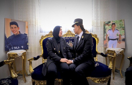 الداخلية تشارك أسر شهداء الشرطة الإحتفال بعيد الفطر وتوزع هدايا الرئيس عليهم