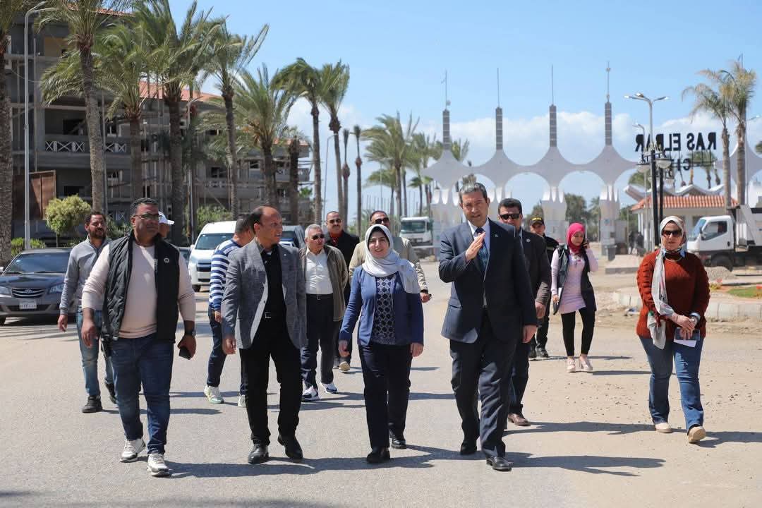 محافظ دمياط يتابع الخدمات المقدمة للزائرين