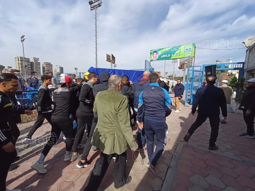 وصول جثمان أدهم السلحدار إلى مسجد نادي النيل استعدادا لتشييعه (1)