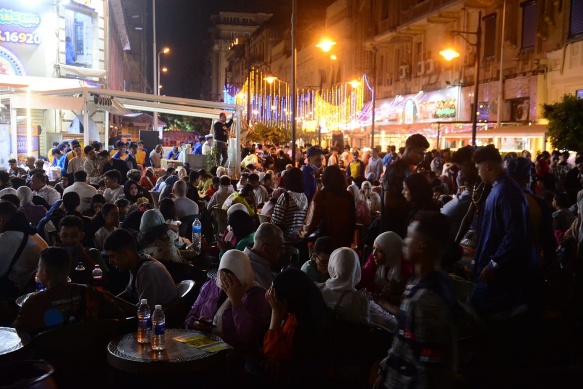 ازدحام على المقاهي قبل مباراة الأهلي والهلال