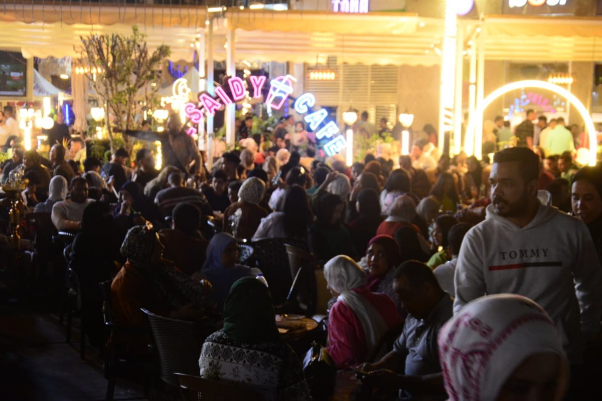 ازدحام على المقاهي لمشاهدة مباراة الأهلي والهلال