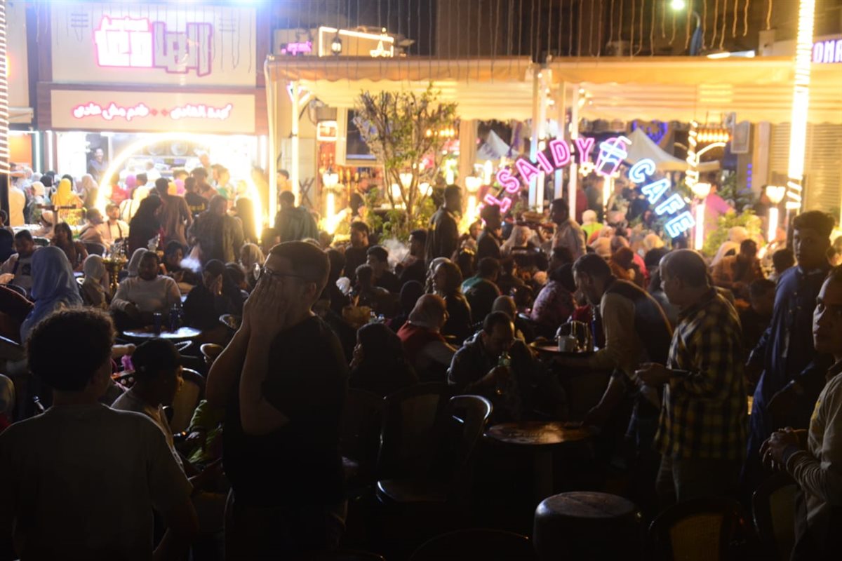 ازدحام على المقاهي قبل مباراة الأهلي والهلال