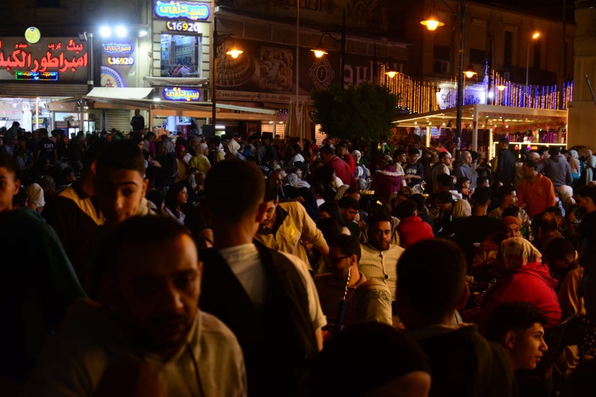 ازدحام على المقاهي لمشاهدة مباراة الأهلي والهلال