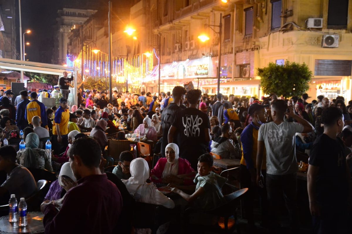 ازدحام على المقاهي قبل مباراة الأهلي والهلال