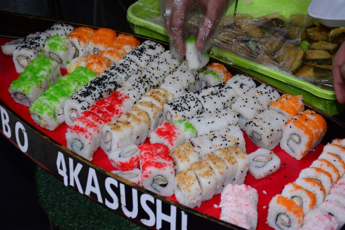 بائع سوشي على رصيف شوارع وسط البلد