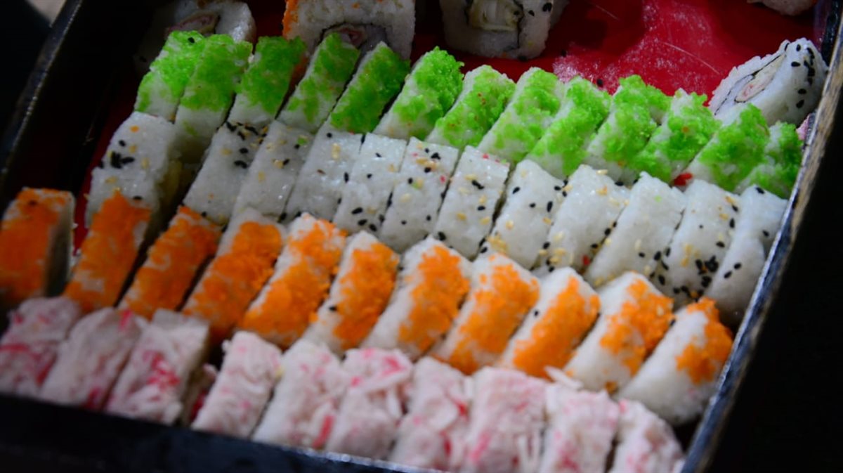 بائع سوشي على رصيف شوارع وسط البلد