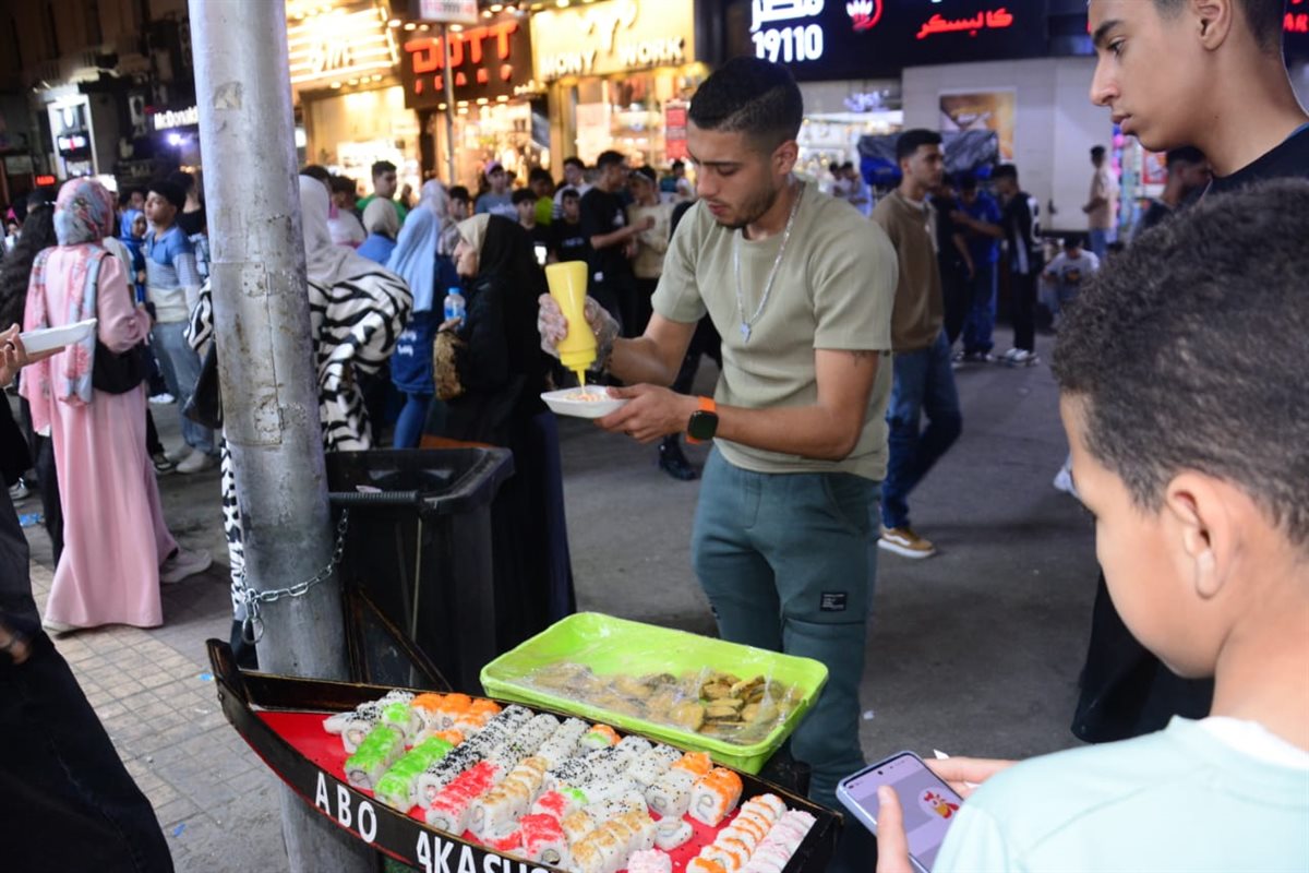 بائع سوشي على رصيف شوارع وسط البلد