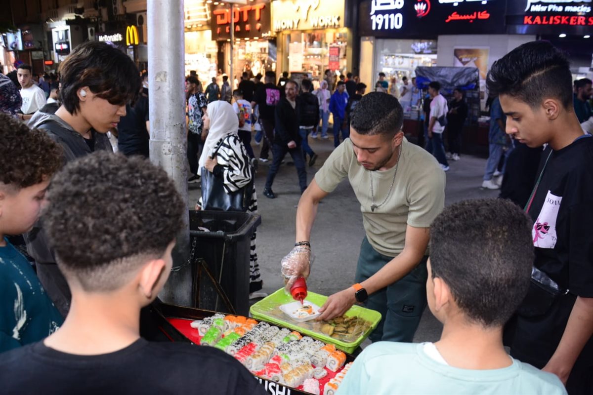 بائع سوشي على رصيف شوارع وسط