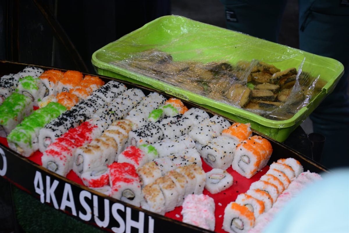 بائع سوشي على رصيف شوارع وسط البلد