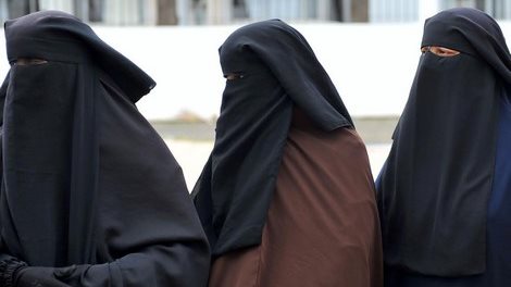 حكم ستر وجه المرأة وارتداء النقاب والبرقع والقفازين في الحج