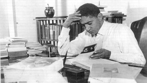 نعمان عاشور فى مكتبه