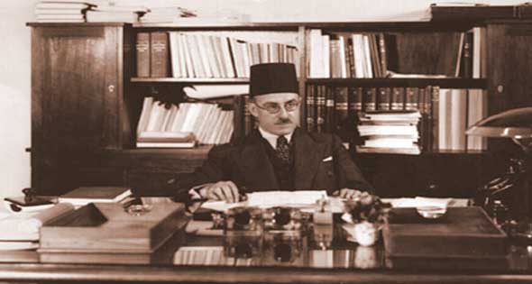 أبو الخير نجيب فى مكتبه بالاهرام