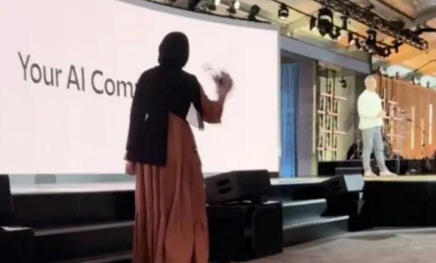 ابتهال أبو السعد تحتج على تزويد مايكروسوفت بالبرامج لجيش الاحتلال، فيتو