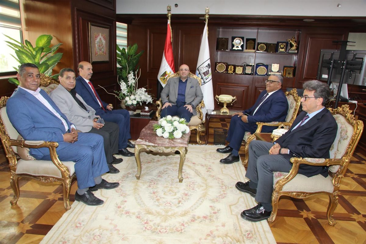 محافظ بني سويف يلتقي نقيب الأطباء البيطريين ومسؤولي القطاع بالمحافظة