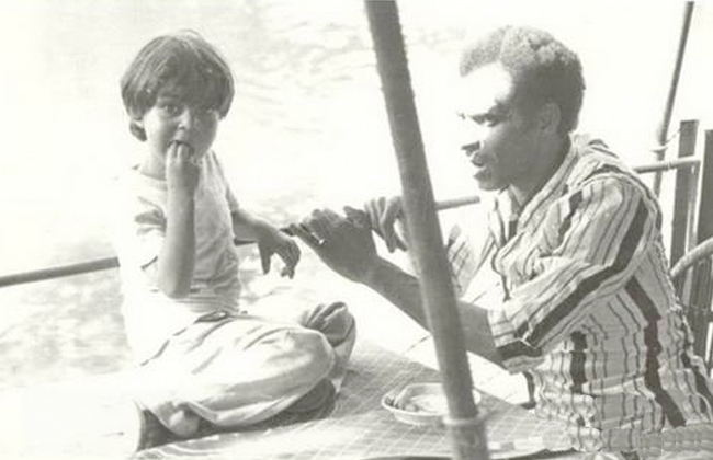 يحيى الطاهر عبدالله يداعب ابنته الوحيدة اسماء