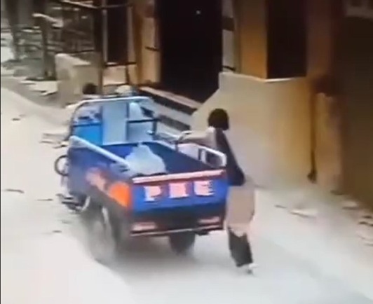 فيديو يرصد واقعة سرقة هاتف سيدة وسحلها في الإسكندرية..وتحرك عاجل من الشرطة