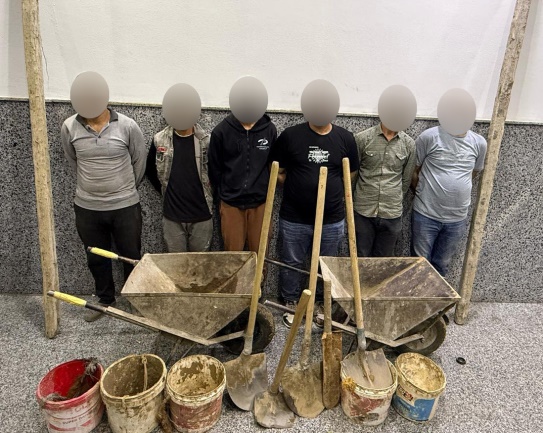 حلم الثراء ينتهى خلف القضبان..ضبط 6 أشخاص للتنقيب عن الآثار داخل عقار بالزيتون